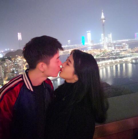 王栎鑫发文纪念结婚三周年,与"兄弟"接吻,还生俩娃