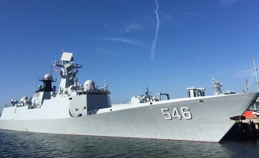 停靠在美国军港内的中国海军护卫舰.