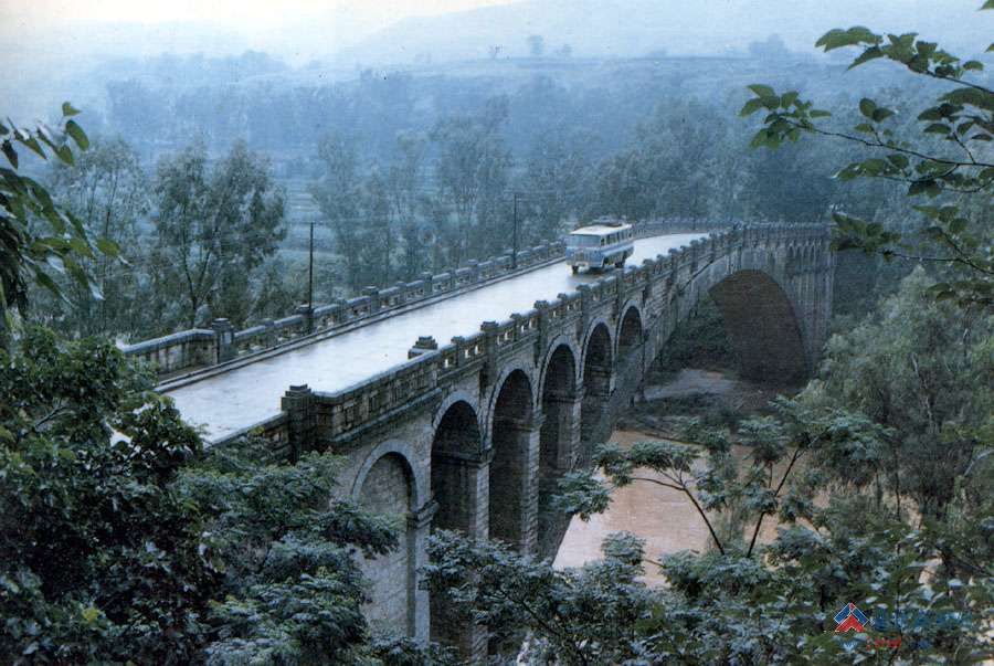 昆明长虹桥 简介长虹桥位于云南省昆明-那发公路线上,跨南盘江.