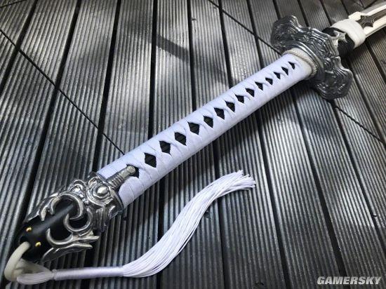 剑身采用了聚乙烯树脂材料,剑柄部分则使用了铝箔贴纸,并且整把剑可以