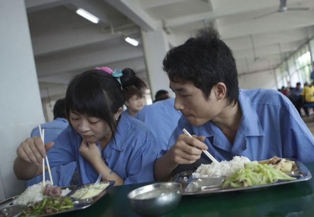 中午下班後兩人在工廠食堂吃飯,不貴一頓下來十幾塊,對於正長身體的