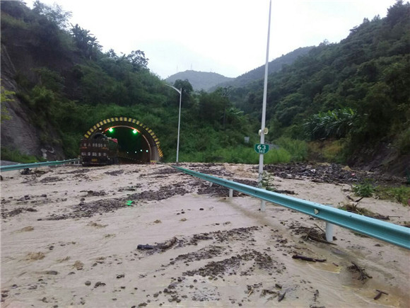 泥石流致s62余安高速断交 高速路政快速处置恢复通车