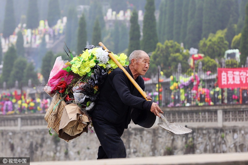 公墓垃圾堆如山 七旬老人每日搬运千斤垃圾