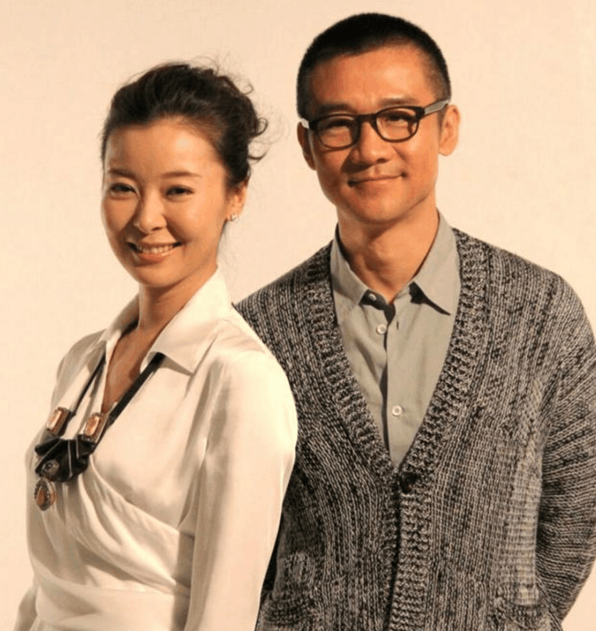 一个快被忘记的女演员, 和老公离婚后独自抚养儿子, 现在16岁儿子高大