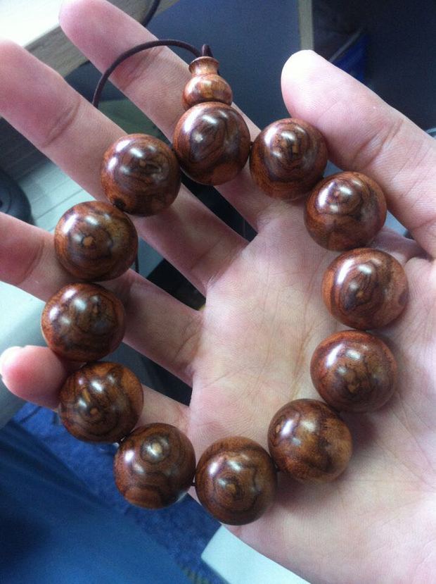 新买的黄花梨手串,纹路不错,重量一般,没感觉什么香味,有能鉴别的吗