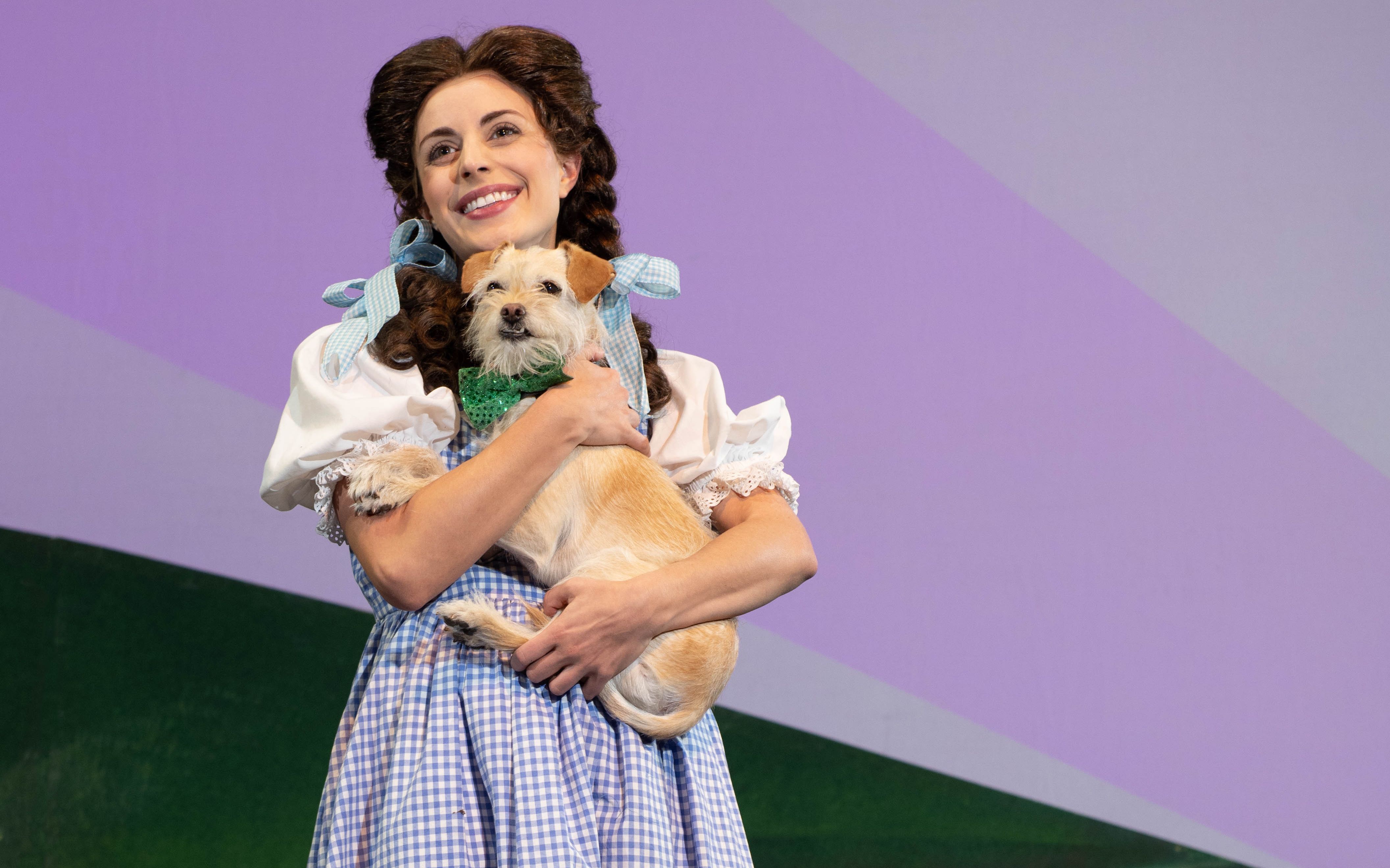 剧的桃乐茜演唱版本可以比肩电影《绿野仙踪》朱迪加兰演唱的版本