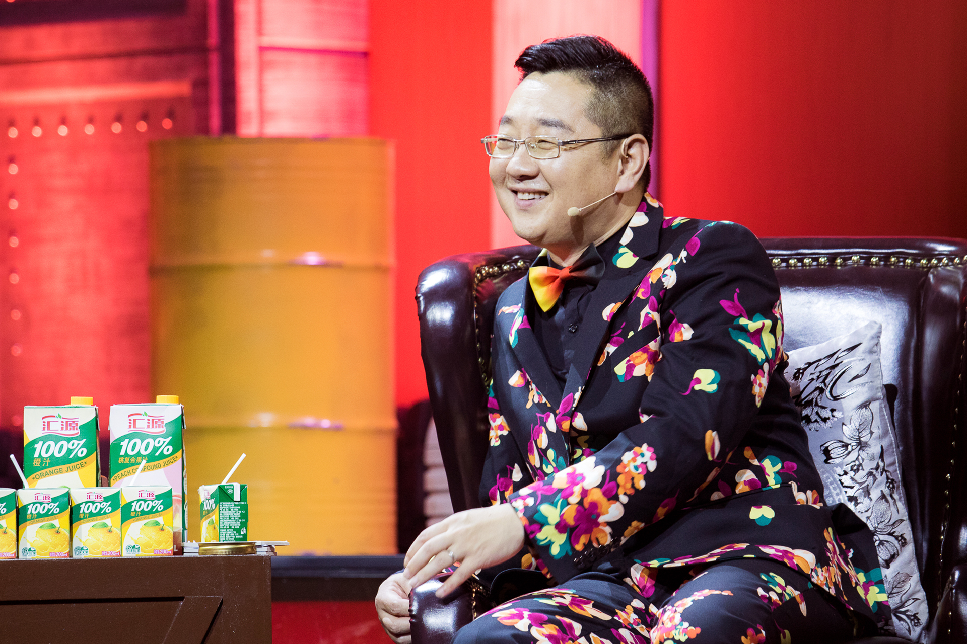 张绍刚主持《吐丝联盟》风格回暖:我是有多黑啊,没事就洗白!