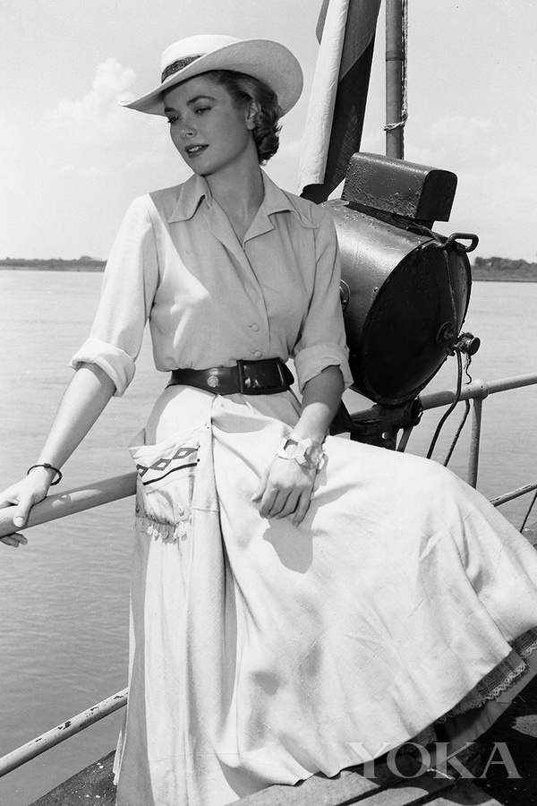 1954年,格蕾丝-凯利身着衬衫搭配伞裙与宽檐帽,如画般美丽