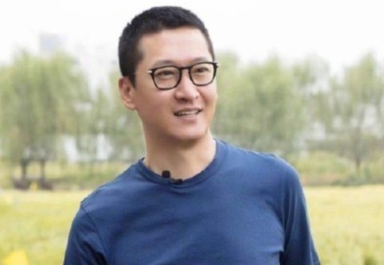 周杰与女子聚餐结束后 深夜又与另一女子酒吧外牵手 - 360娱乐，你开心就好