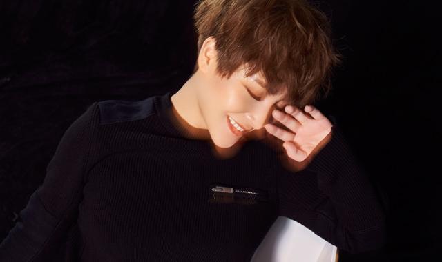 厉娜短发造型干练