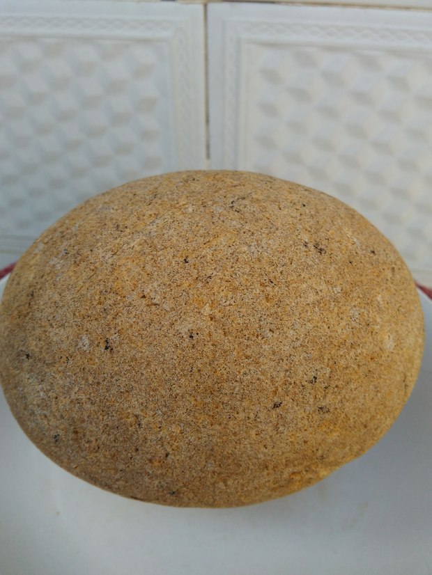 我家有一块儿椭圆形的石头直径12厘米,色泽呈土黄色,有收藏价值吗?