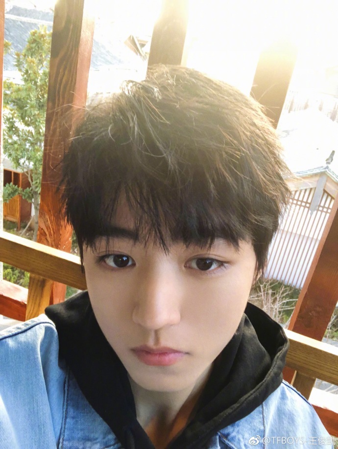 王俊凯自拍表情略显疲惫,惹网友吐槽:你敢不敢把自己拍的