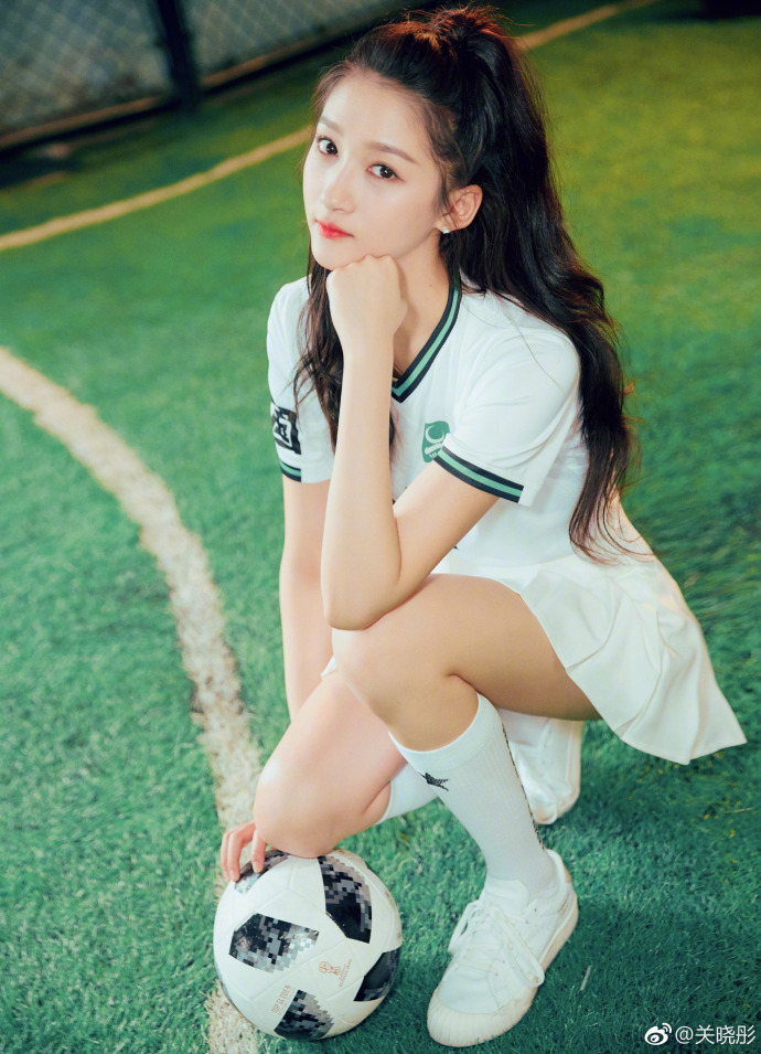 关晓彤高清写真来了!变身足球宝贝,白色球衣短裤撩人十足!