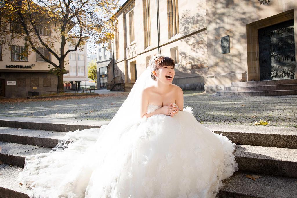 日媒公布福原爱婚纱照 "瓷娃娃"俏皮形象依旧