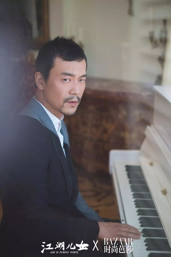 廖凡的胡子很有特点,微微抿嘴笑时看起来还有些萌