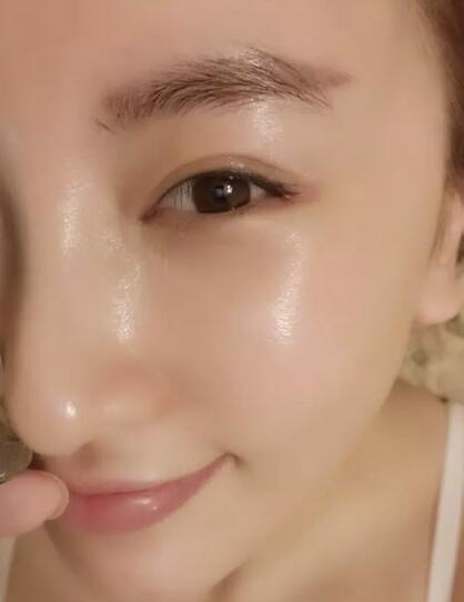 斑斑点点很闹心,试着抹点几毛钱的(它),皮肤白里透红白如雪