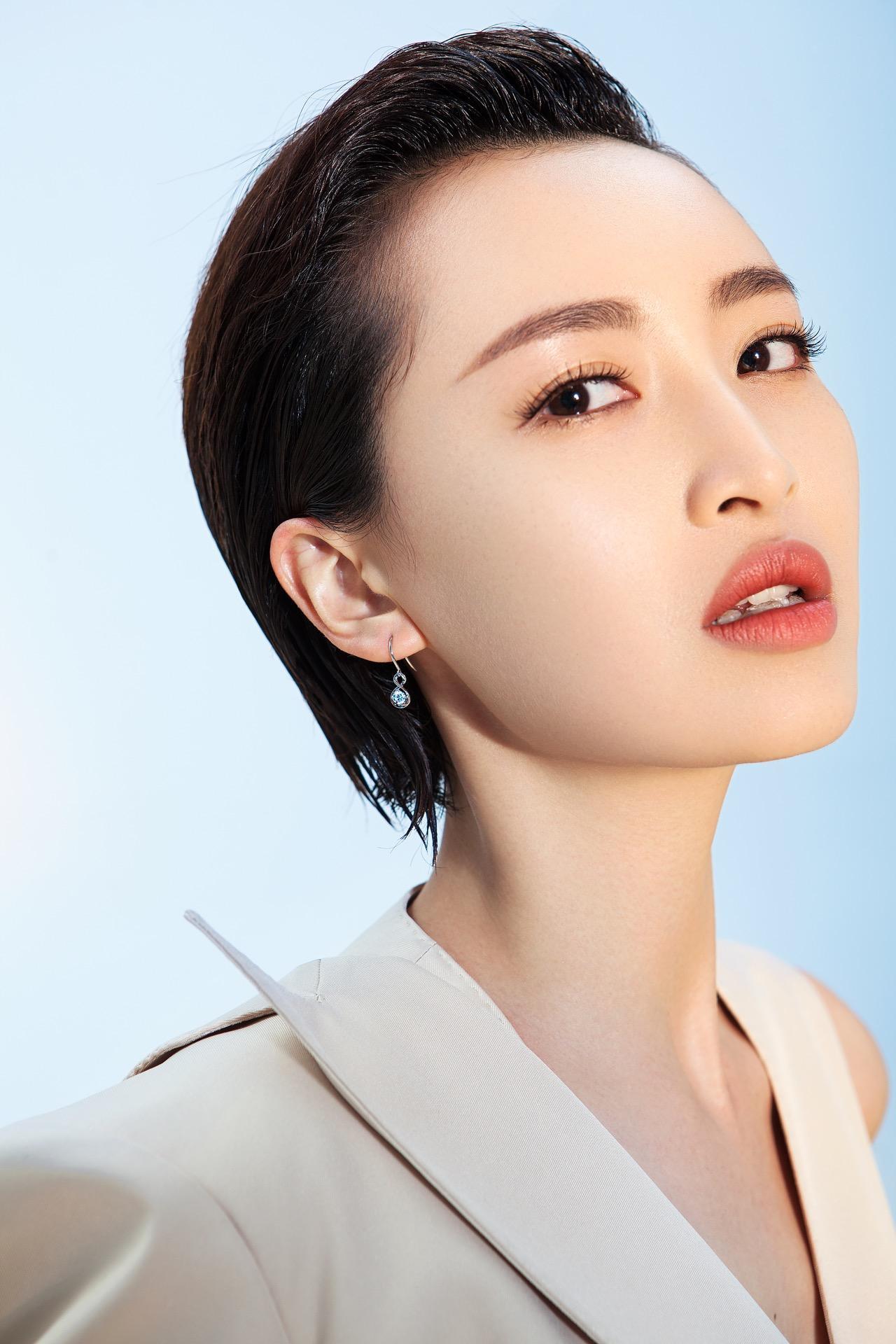 杨菲洋杂志大片新鲜出炉 盐甜柔酷展多元young能量 - 360娱乐,你开心