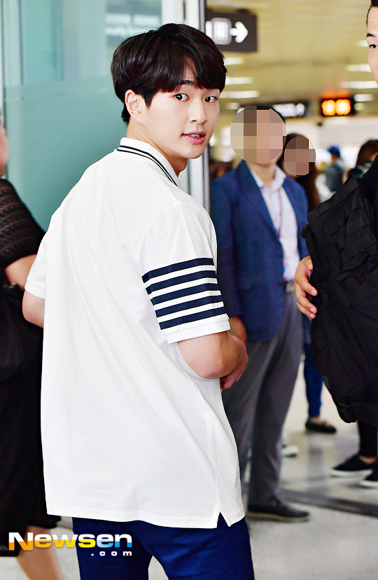 [shinee][新闻]170619 温流钟铉现身金浦机场前往济州岛 白衣小哥好