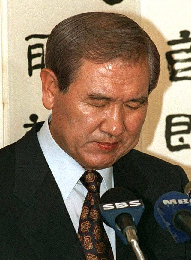 全斗焕 全斗焕不敌民意下台 全斗焕是朴正熙一手提拔的得力干将.