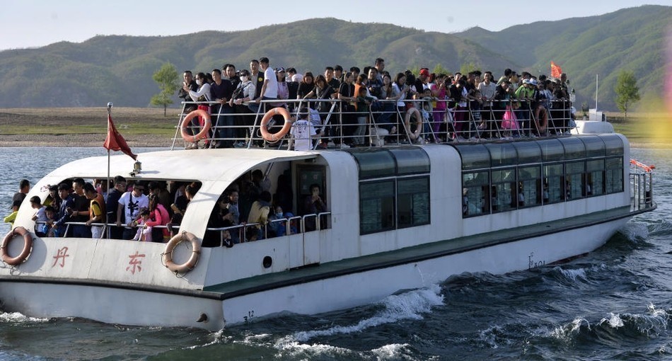 "内河游" 就是坐游船进入鸭绿江的一条支流,进入朝鲜内河,游船