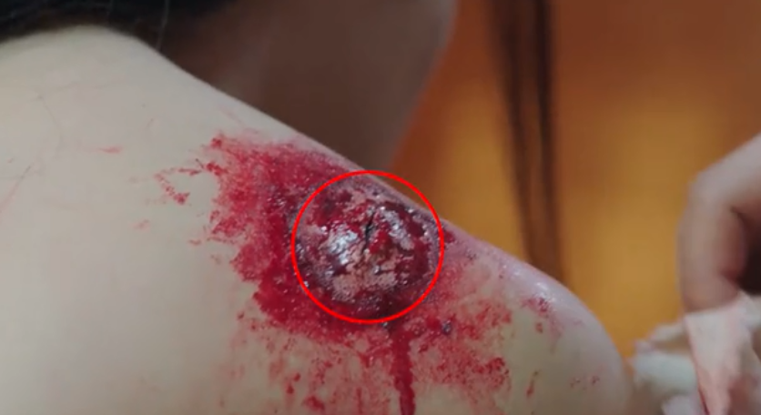 《小女花不弃》10个穿帮镜头:古代人用现代垃圾桶,塑料袋都有