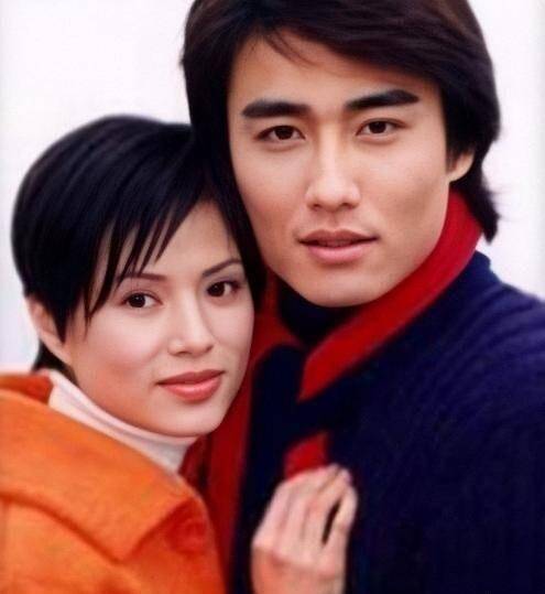 的五官都很青涩精致,画面中的胡兵身穿深蓝针织衫,一头中长发别有风味