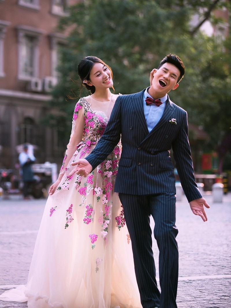 "嘎子"谢孟伟婚纱照曝光 娇妻外形不输女星