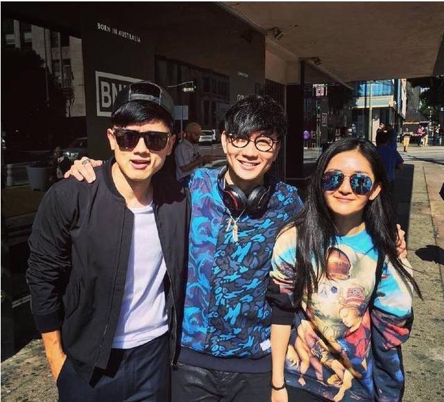 路人偶遇娱乐圈明星大合照,看看哪一位明星和荧屏差距最大!