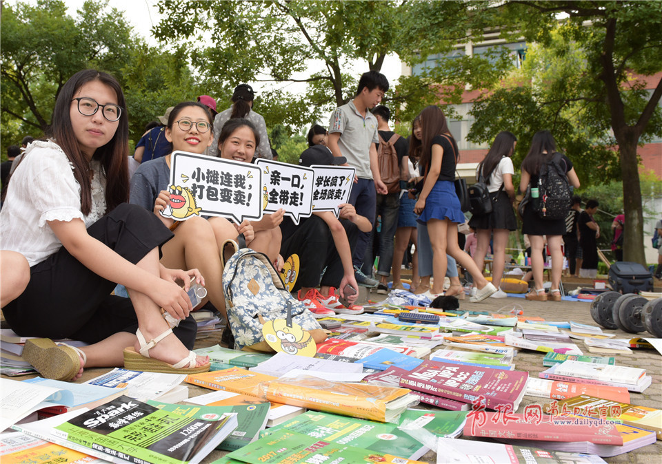 6月10日,山东科技大学,一年一度的毕业季"跳蚤市场"火爆开市