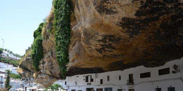 【村子】世界上最奇特村庄，巨石压了几百年，村民顾虑的事情来了