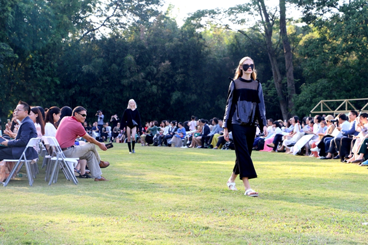 秋爽宜人 这场交织阳光草地和音乐的走秀深得我心!
