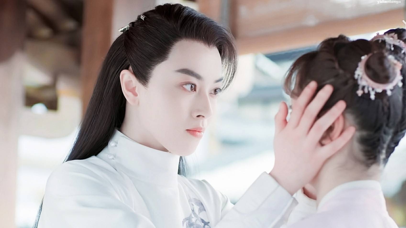 小女霓裳昨日开播邢恩扮演的谢枫上线第一天就虐心下线