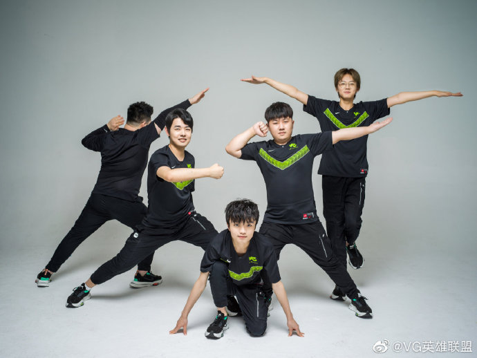 rw战队放出基纽特战队定妆照 还记得哪些队伍摆过这样造型吗?