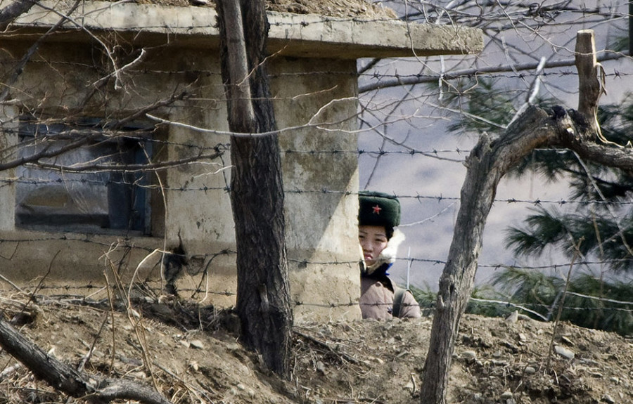 正在執勤的朝鮮人民軍女兵. cnn節目視頻截圖