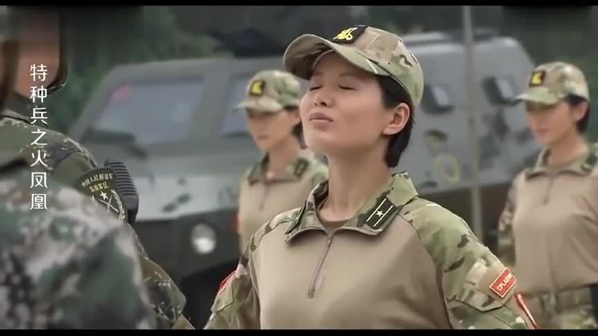 火凤凰:男兵们看不起女教官,没想到下一秒就被女教官当场撂倒