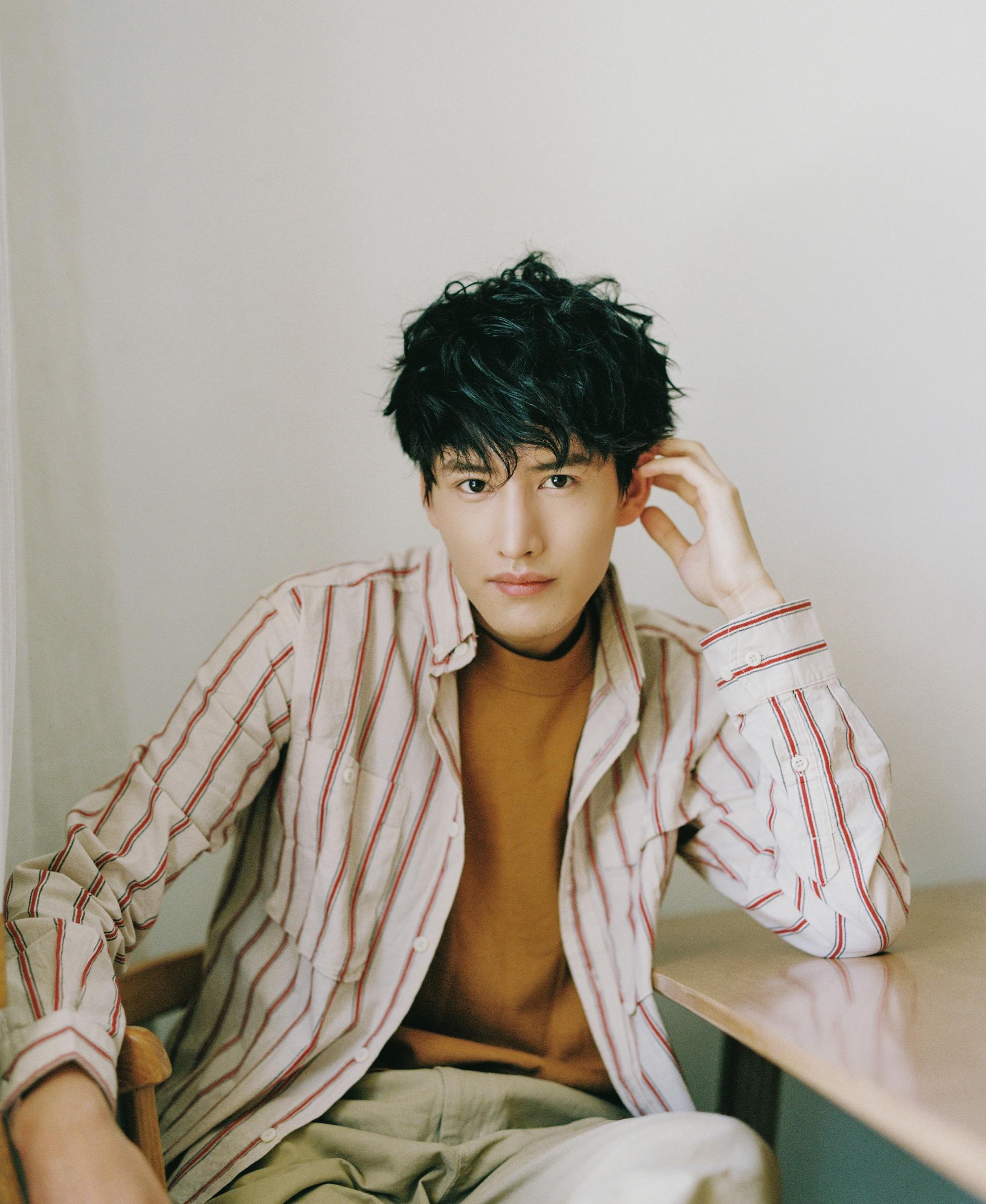 赵越学院风写真曝光 尽显青春男孩本质