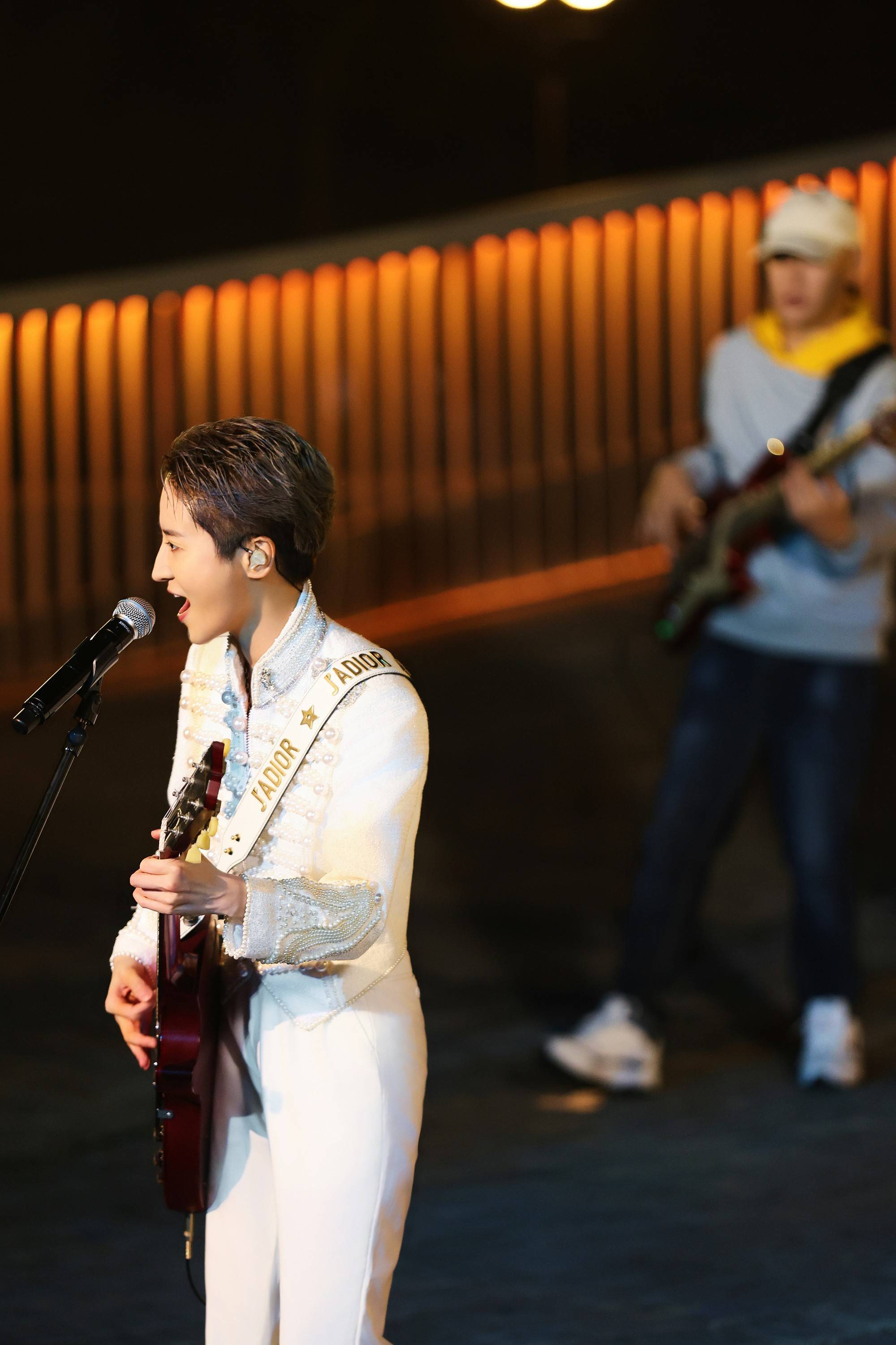 蒋一侨亮相央视2023重阳特别节目 摇滚演绎《远走高飞》获观众称赞 - 360娱乐,你开心就好