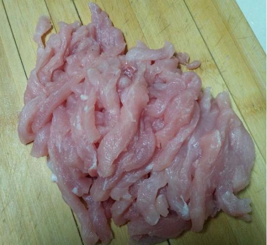 用料 猪里脊肉250克 干豆皮200 克黄瓜1根 香葱3根 料酒1汤勺 甜面酱