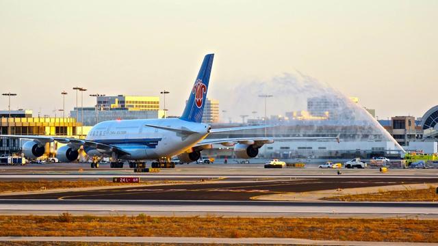 中國南方航空a380首航,降落美國洛杉磯國際機場尊享水門迎駕