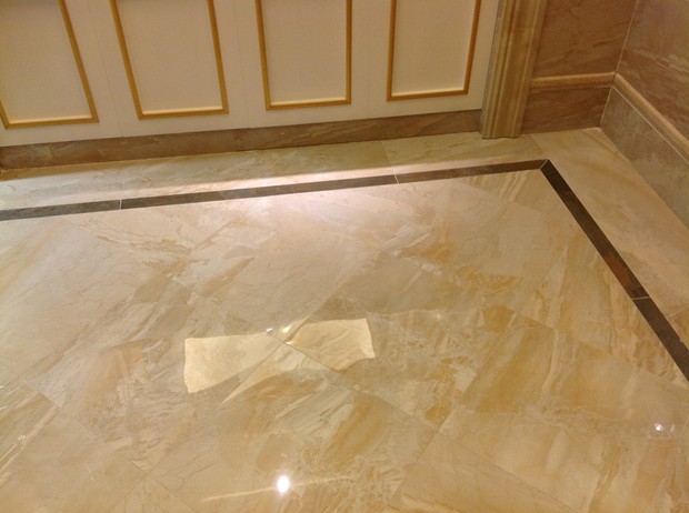 黄色的全抛釉地砖配什么色的家具好