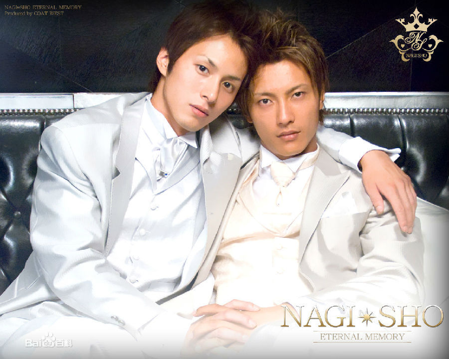 当日,一袭长身圆脚礼服的帅气少爷与银色中长直身礼服的绝美nagi在