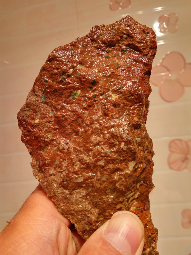 收藏 这是什么石头     石质凝灰岩或铁质凝灰岩,属于沉积岩的一种吧