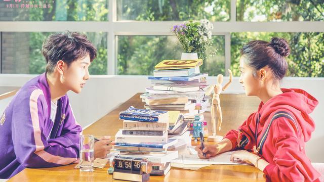 关晓彤王一博演绎《二次初恋》清新甜蜜主题曲mv 带你重回初恋