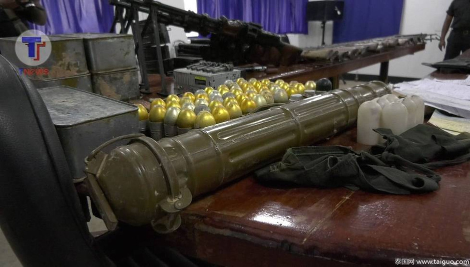 泰国士兵翻车之后 被发现偷运一车军火