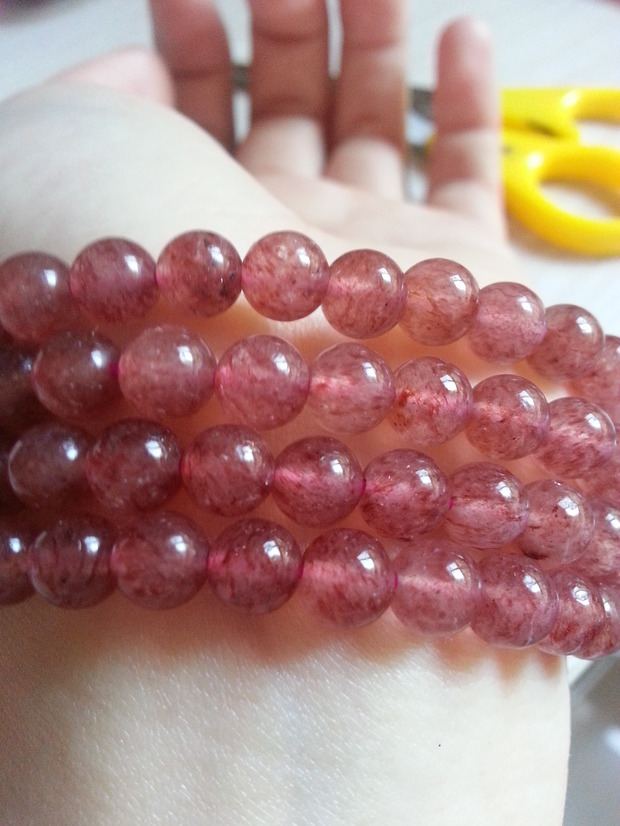 刚上手的草莓晶,请各位大虾帮忙鉴定一下是真是假,值多少钱?