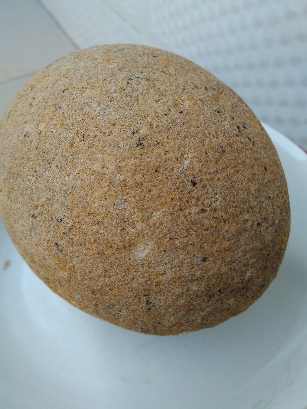 我家有一块儿椭圆形的石头直径12厘米,色泽呈土黄色,有收藏价值吗?