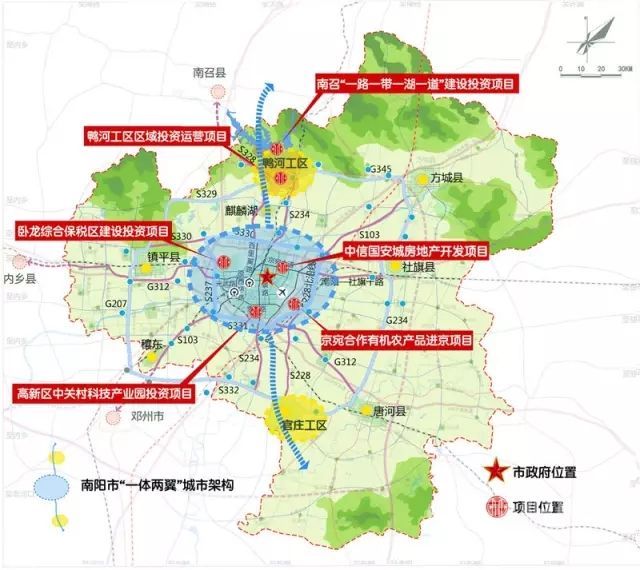 鸭河工区党工委书记白振国向张书记一行介绍中信国安和鸭河工区全域