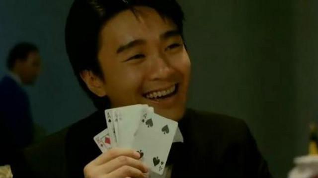 周星驰《 b>赌圣 /b>》3个a赢了对手四个2,贱笑着教其"兵不厌诈".