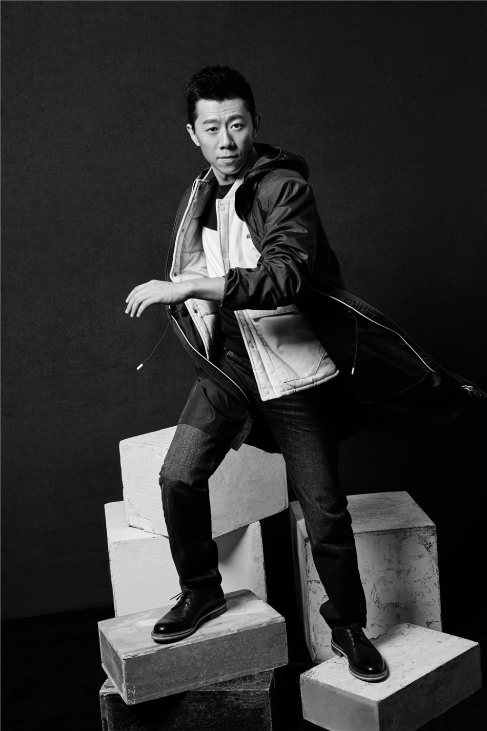 近日,演员夏雨为某杂志拍摄封面大片.