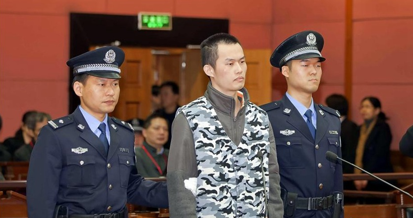 "当时愚人节要到了,黄洋说他要整人,还拍着我同学肩膀,我当时想,那我